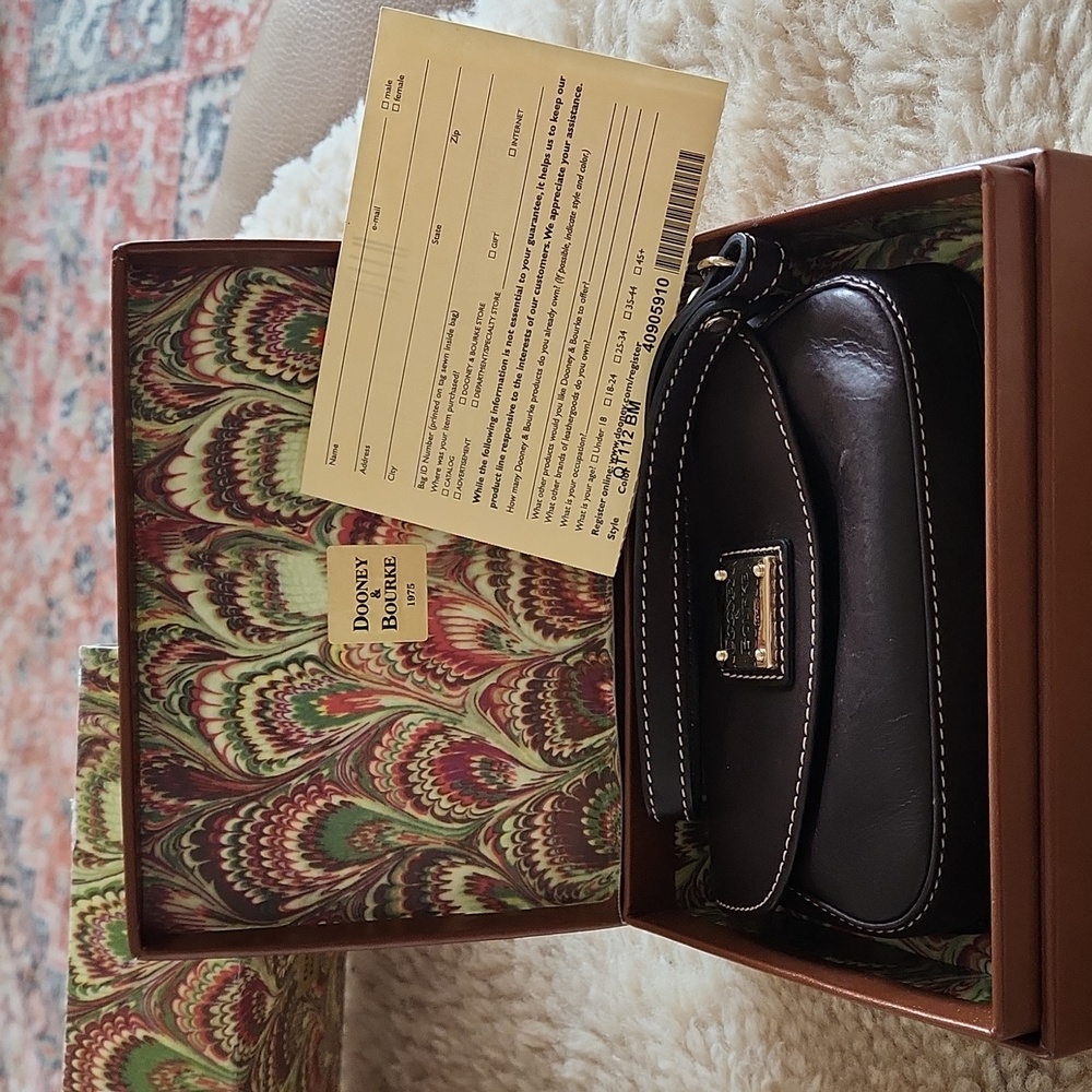 Gorgeous NWT IOB Dooney & Bourke Brown Leather Flap Wristlet🤎🎁❤️